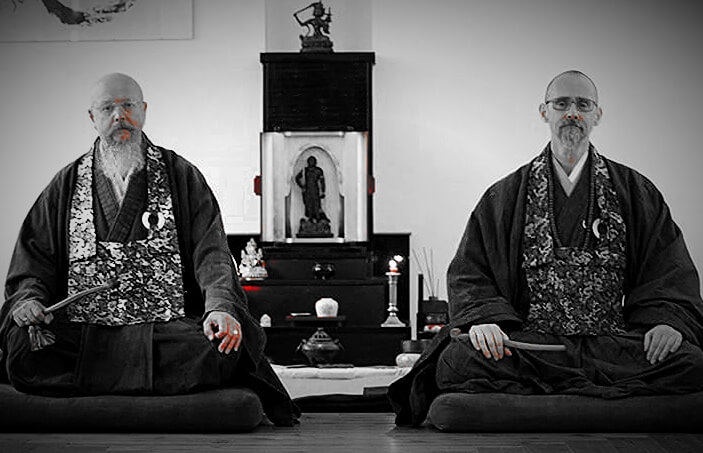 Zwei Zen-Mönche in Zazen vor dem Altar
